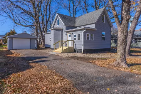 208 S Division St, Stanford, IL 61774