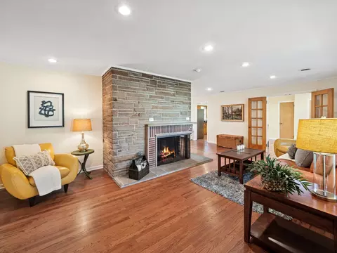 295 Ardmore Rd, Des Plaines, IL 60016 photo 4