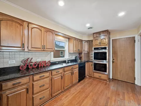 295 Ardmore Rd, Des Plaines, IL 60016 photo 8