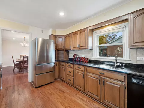 295 Ardmore Rd, Des Plaines, IL 60016 photo 9