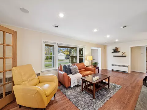295 Ardmore Rd, Des Plaines, IL 60016 photo 5