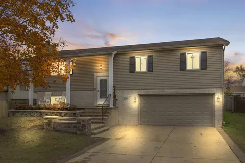 852 Napa St, Carol Stream, IL 60188