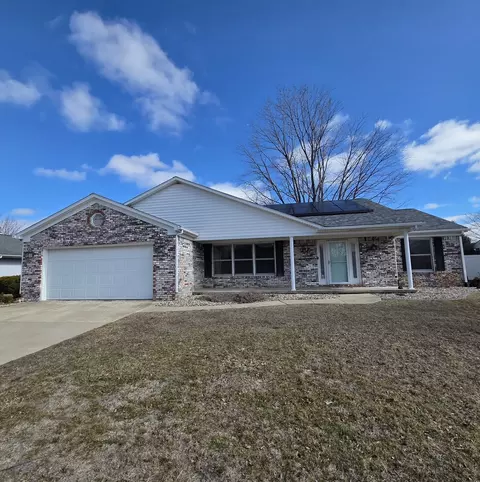610 Sherwood Dr, Saint Joseph, IL 61873