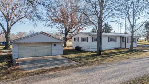 411 S Davis St, Seatonville, IL 61359