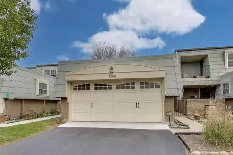 646 Dauphine Ct #E, Elk Grove Village, IL 60007