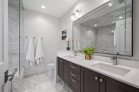 Bath - 232 E 18th St, Chicago, IL 60616 photo 2 of 7