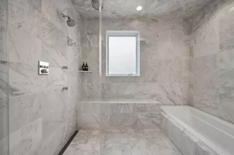 Bath - 232 E 18th St, Chicago, IL 60616 photo 3 of 7