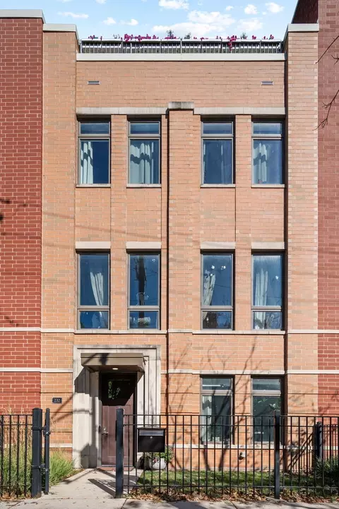 232 E 18th St, Chicago, IL 60616