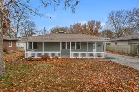 807 S Hamilton St, Monticello, IL 61856