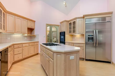 Kitchen - 9370 Cascade Cir, Burr Ridge, IL 60527 photo 3 of 4