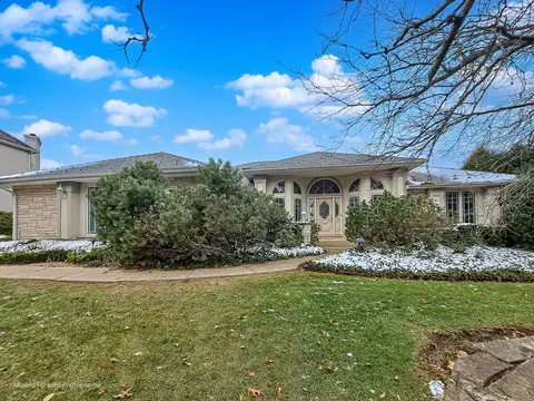9370 Cascade Cir, Burr Ridge, IL 60527