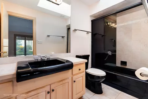Bath - 9370 Cascade Cir, Burr Ridge, IL 60527 photo 2 of 5