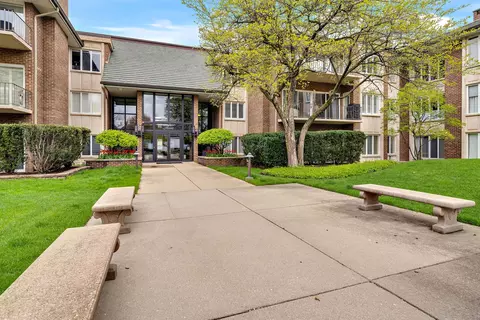 3 Oak Brook Club Dr #E207, Oak Brook, IL 60523