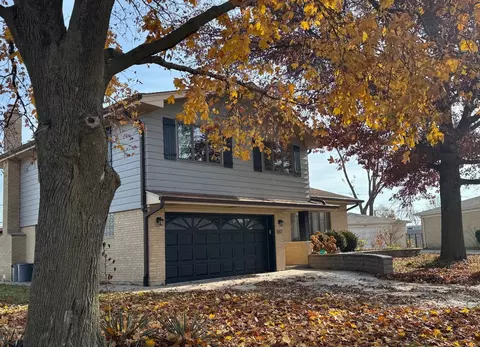607 S Carol Ln, Mount Prospect, IL 60056