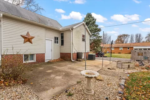 Exterior - 205 E South St, Mansfield, IL 61854 photo 6 of 9