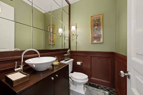 Bath - 677 Greenleaf Ave, Glencoe, IL 60022 photo 1 of 8