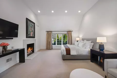 Bedroom - 677 Greenleaf Ave, Glencoe, IL 60022 photo 1 of 7