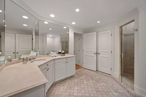 Bath - 677 Greenleaf Ave, Glencoe, IL 60022 photo 8 of 8