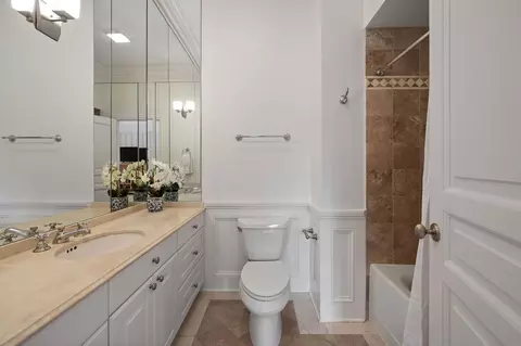 Bath - 677 Greenleaf Ave, Glencoe, IL 60022 photo 6 of 8