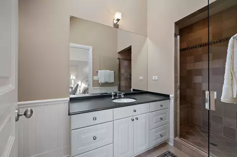 Bath - 677 Greenleaf Ave, Glencoe, IL 60022 photo 7 of 8