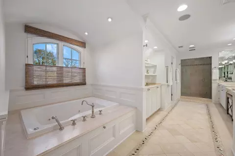 Bath - 677 Greenleaf Ave, Glencoe, IL 60022 photo 4 of 8