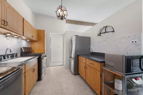Kitchen - 2303 Fulle St, Rolling Meadows, IL 60008 photo 2 of 3
