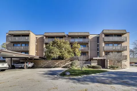 1847 Tanglewood Dr #2B, Glenview, IL 60025