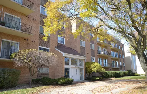 9620 S Komensky Ave #305, Oak Lawn, IL 60453