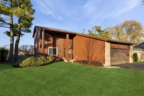 46 E Country Club Ct, Palatine, IL 60067