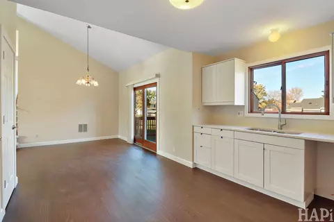 5518 W Chasefield Cir, Mchenry, IL 60050 photo 9