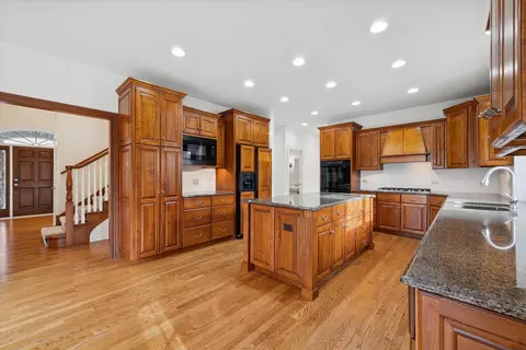 6450 Apache Dr, Indian Head Park, IL 60525 photo 12