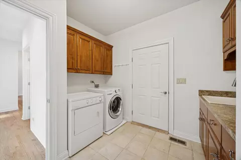 6450 Apache Dr, Indian Head Park, IL 60525 photo 22