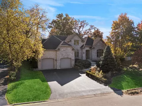 6450 Apache Dr, Indian Head Park, IL 60525