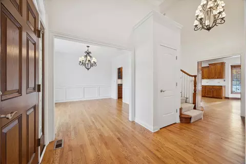 6450 Apache Dr, Indian Head Park, IL 60525 photo 3