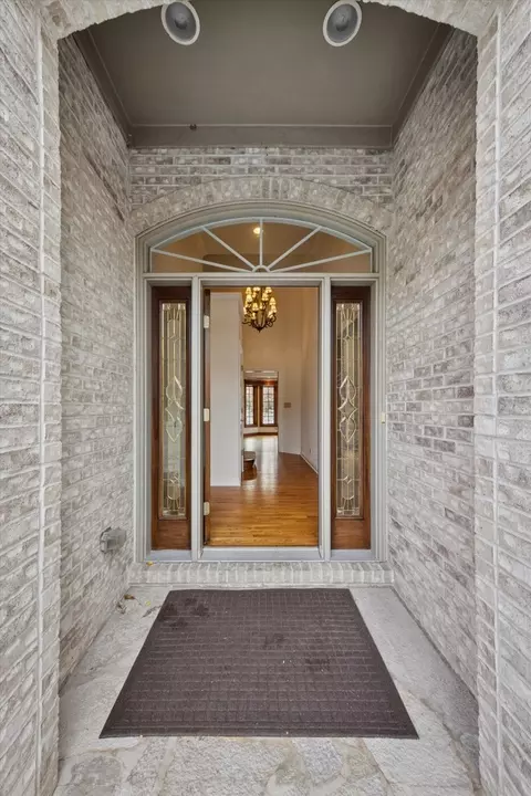 6450 Apache Dr, Indian Head Park, IL 60525 photo 2