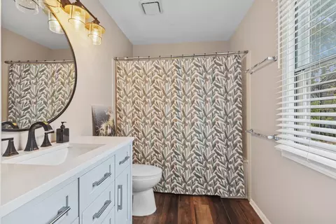 Bath - 3130 Eugene Ln, Aurora, IL 60504 photo 1 of 2