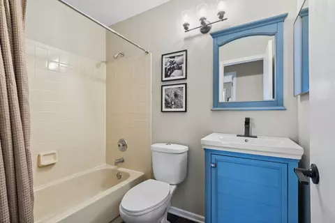 Bath - 3130 Eugene Ln, Aurora, IL 60504 photo 2 of 2