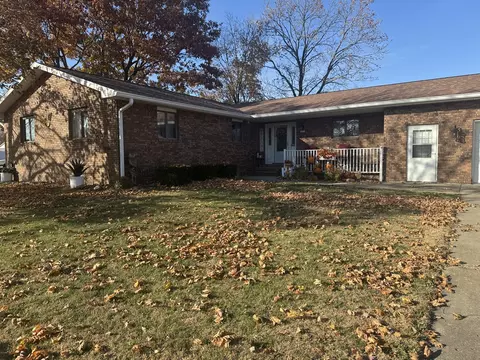 21 Colonial Dr, Clinton, IL 61727 photo 7