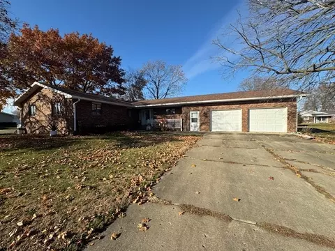 21 Colonial Dr, Clinton, IL 61727 photo 2