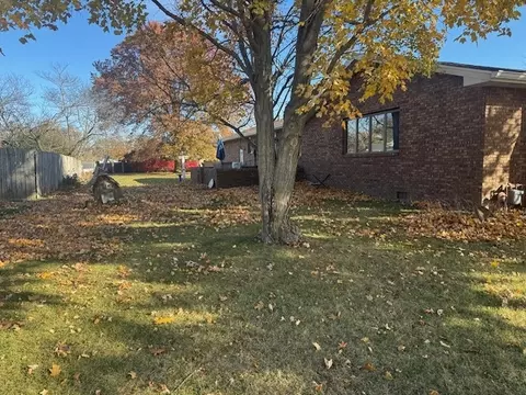 21 Colonial Dr, Clinton, IL 61727 photo 5