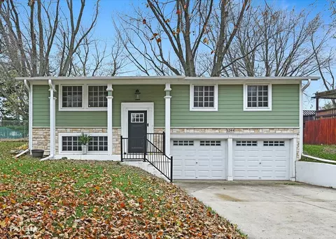 1244 Lakewood Dr, Lake Holiday, IL 60552