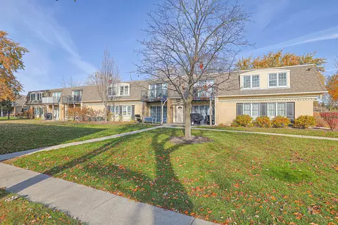 1111 Pleasant Run Dr #911, Wheeling, IL 60090