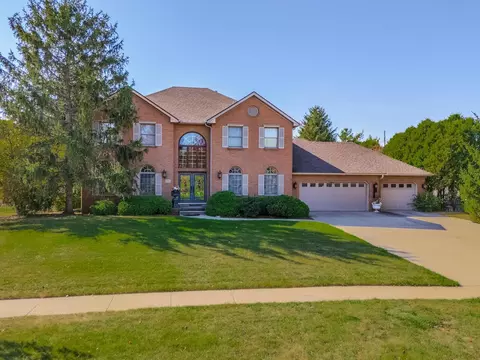 7 Smokey Ct, Bloomington, IL 61704