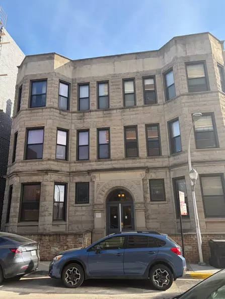 2817 N Orchard St #P-9, Chicago, IL 60657