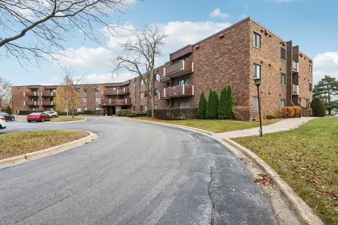 898 Wellington Ave #202, Elk Grove Village, IL 60007