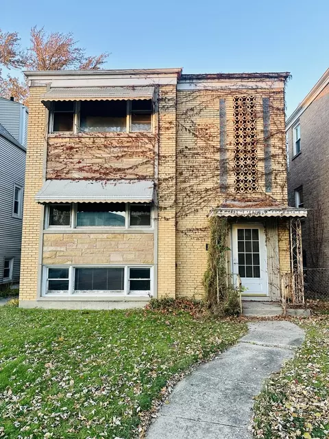 5030 W Roscoe St, Chicago, IL 60641