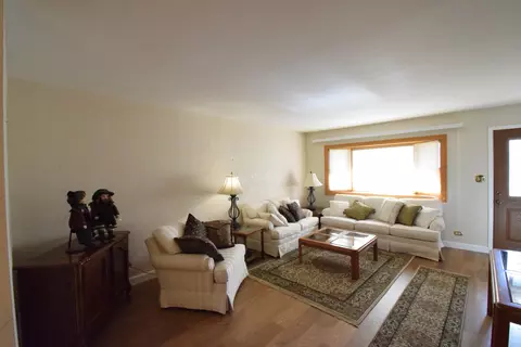 Living - 1000 Apple Valley Dr, Bartlett, IL 60103 photo 2 of 6