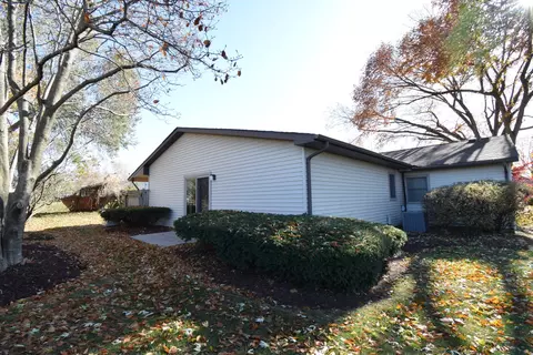 Exterior - 1000 Apple Valley Dr, Bartlett, IL 60103 photo 3 of 4