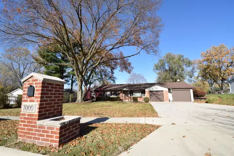 Exterior - 1000 Apple Valley Dr, Bartlett, IL 60103 photo 2 of 4
