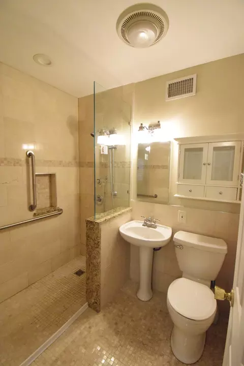 Bath - 1000 Apple Valley Dr, Bartlett, IL 60103 photo 1 of 3